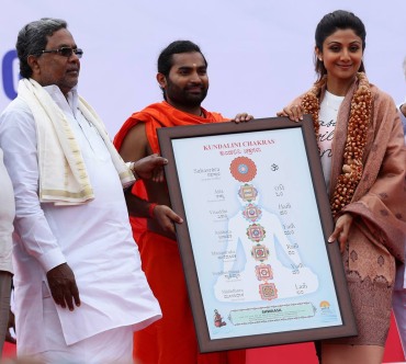 Shilpa Shetty Kundra Receiving Kundalini Chakra Chart from CM Siddaramaiah & Shwaasa Guru Shree Vachananda Swamiji